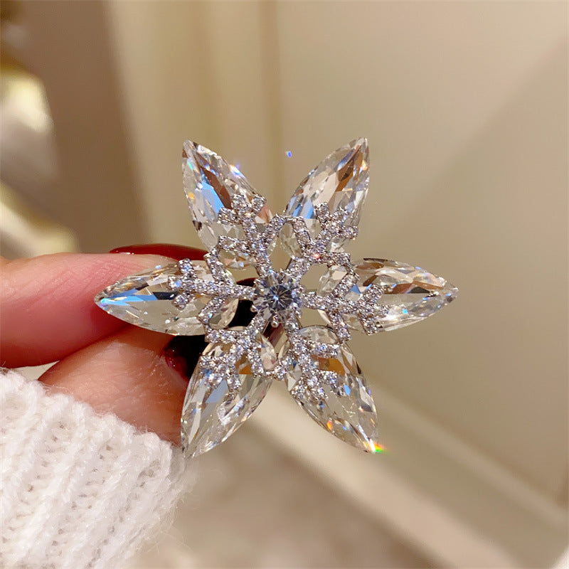 Stylishwe   クリスマス エレガント 回転スノー ブローチ 合わせやすい