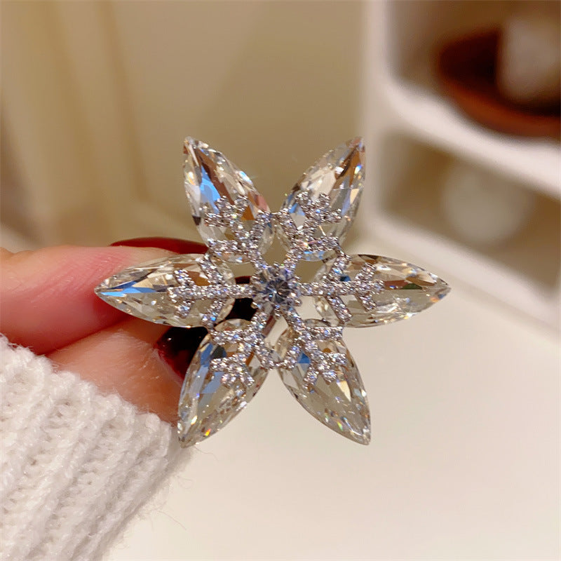 Stylishwe   クリスマス エレガント 回転スノー ブローチ 合わせやすい