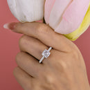 Stylishwe  1.5カラット エレガントホワイトゴールド クッションカット 婚約指輪