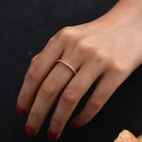 Stylishwe ファッション ローズゴールド 0.3カラット ラウンドカット ダイヤモンドクリア バーセッティング 結婚指輪 スターリングシルバー - stylish we