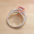 Stylishwe 豪華 4.0カラット ピンクファイア ラディアントカット スリーストーン レディース 婚約指輪